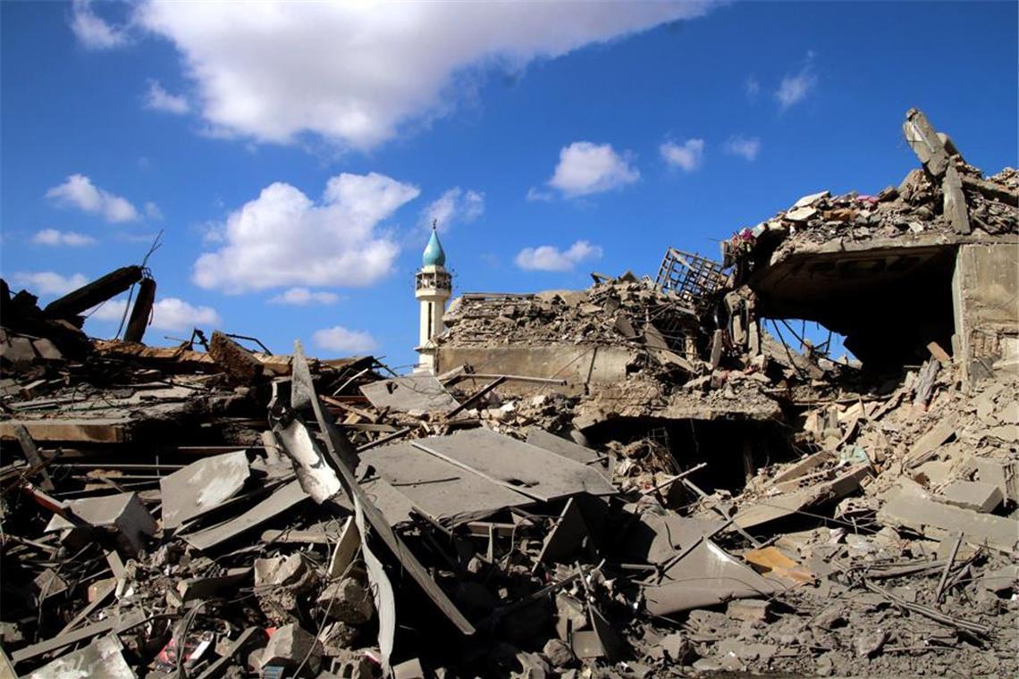 Israels Armee erklärt weitere Hamas-Geisel für tot Blick auf zerstörte Häuser im Südlibanon nachdem israelische Kampfflugzeuge massive Luftangriffe geflogen haben, bei denen ein Großteil des alten Marktes und der städtischen Gebäude zerstört wurden.