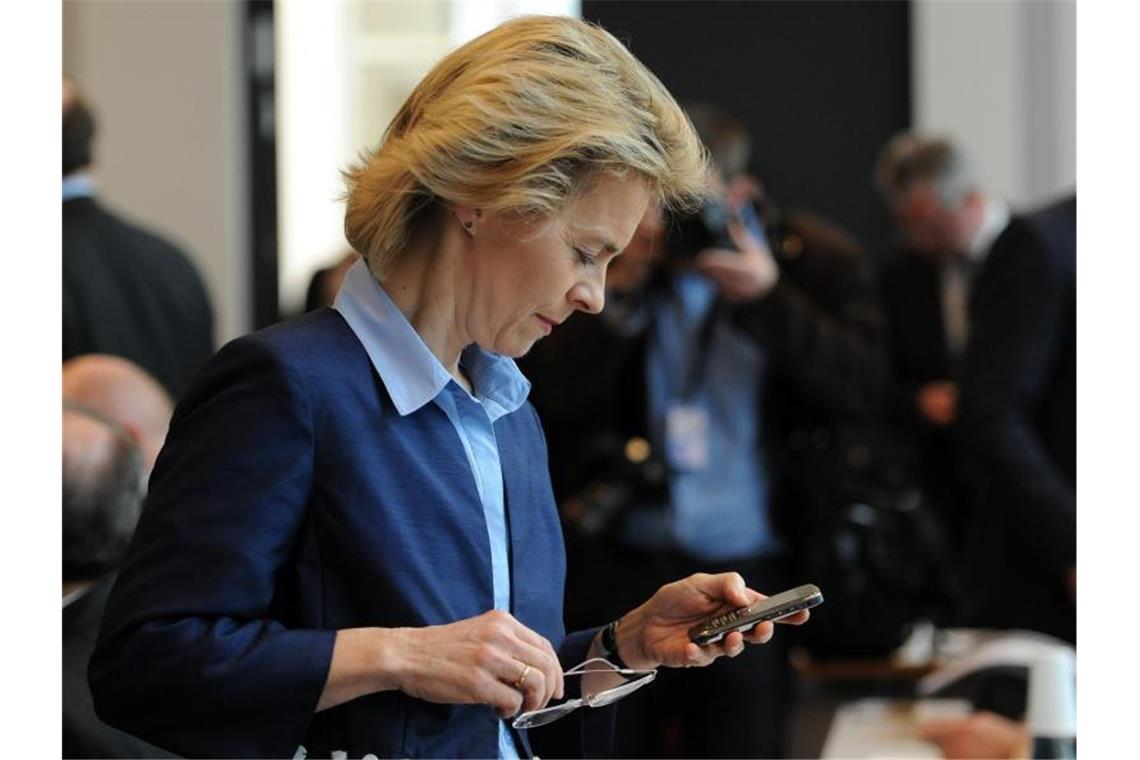 Blick aufs Handy: Der Untersuchungsausschuss zur Berateraffäre wird keinen Zugang mehr auf die SMS-Kommunikation von Ex-Verteidigungsministerin von der Leyen bekommen. Foto: Britta Pedersen/zb/dpa/Archiv