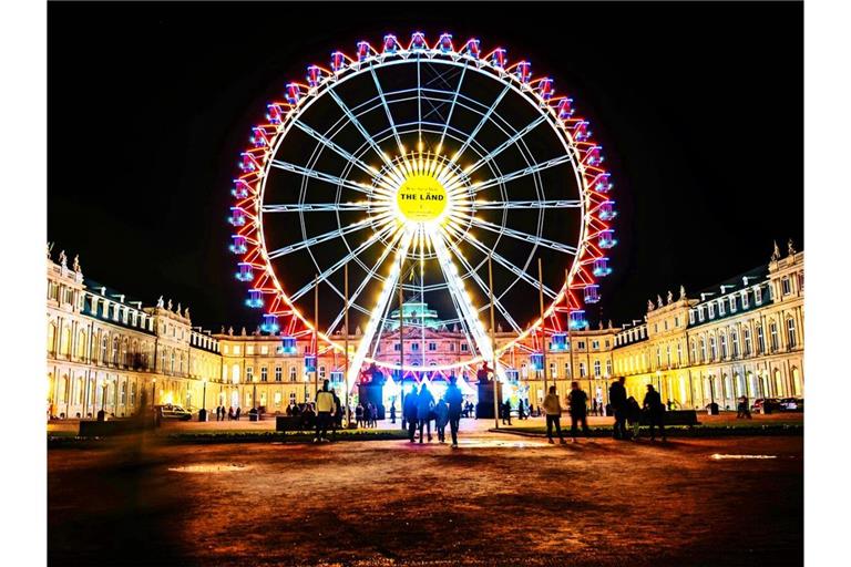 Blick aufs Neue Schloss bei Nacht – inklusive Riesenrad: Muss diese Beleuchtung nun nachts abgeschaltet werden?
