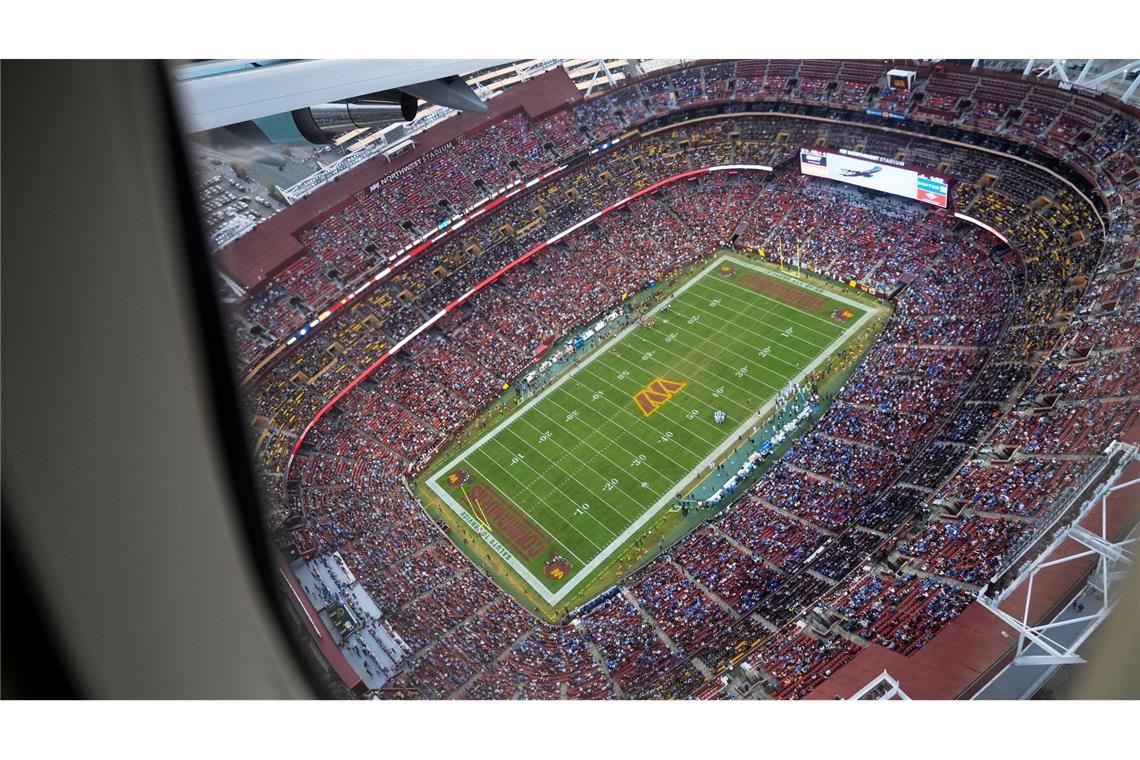 Blick aus der Air Force One beim Tiefflug über dem Stadion der Washington Commanders.