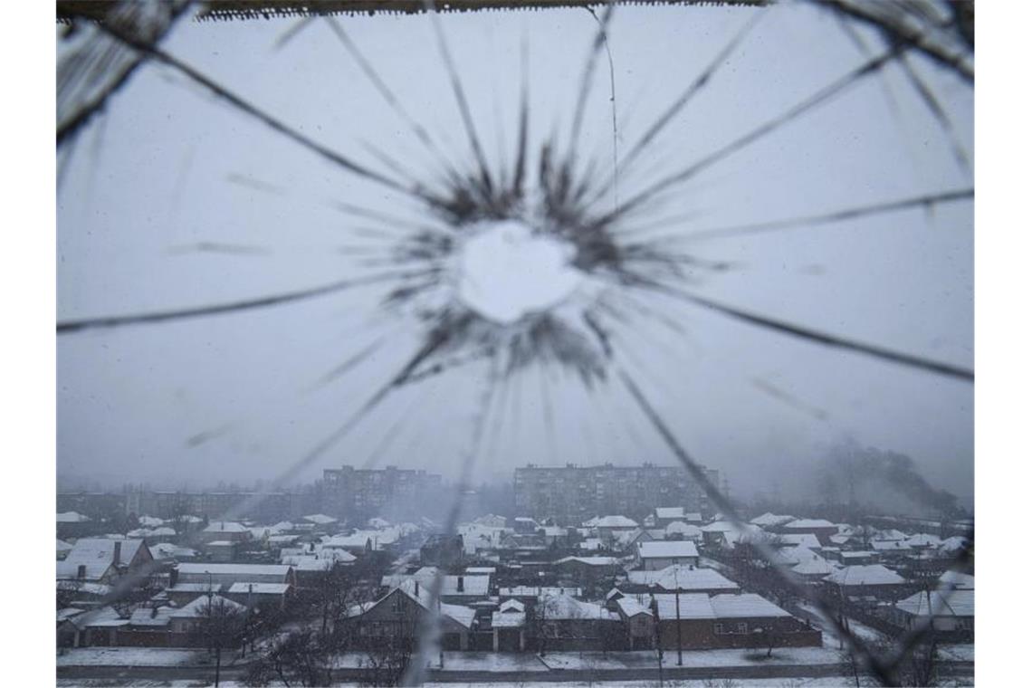Mariupol: Hunderttausende müssen evakuiert werden Blick aus einem durch Granatenbeschuss zerbrochenen Krankenhausfenster auf Mariupol. Foto: Evgeniy Maloletka/AP/dpa