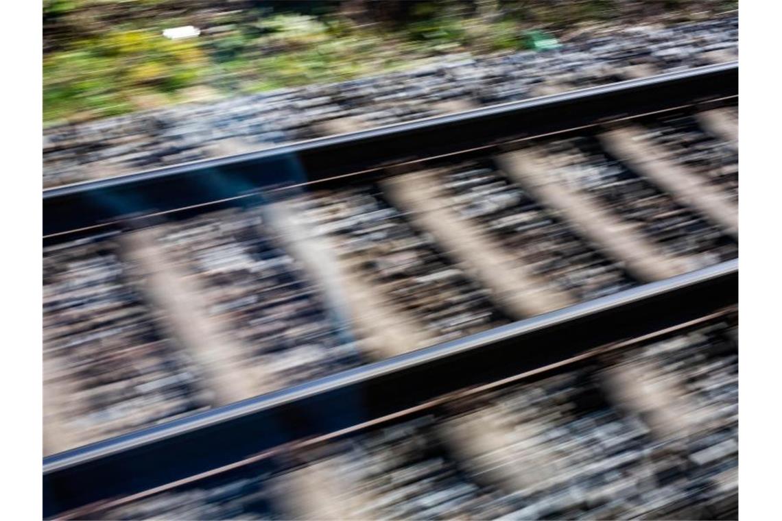 Bahn investiert auf mehreren Strecken in die Sicherheit Blick aus einem fahrenden zug auf Gleise. Foto: Philipp von Ditfurth/dpa/Symbolbild