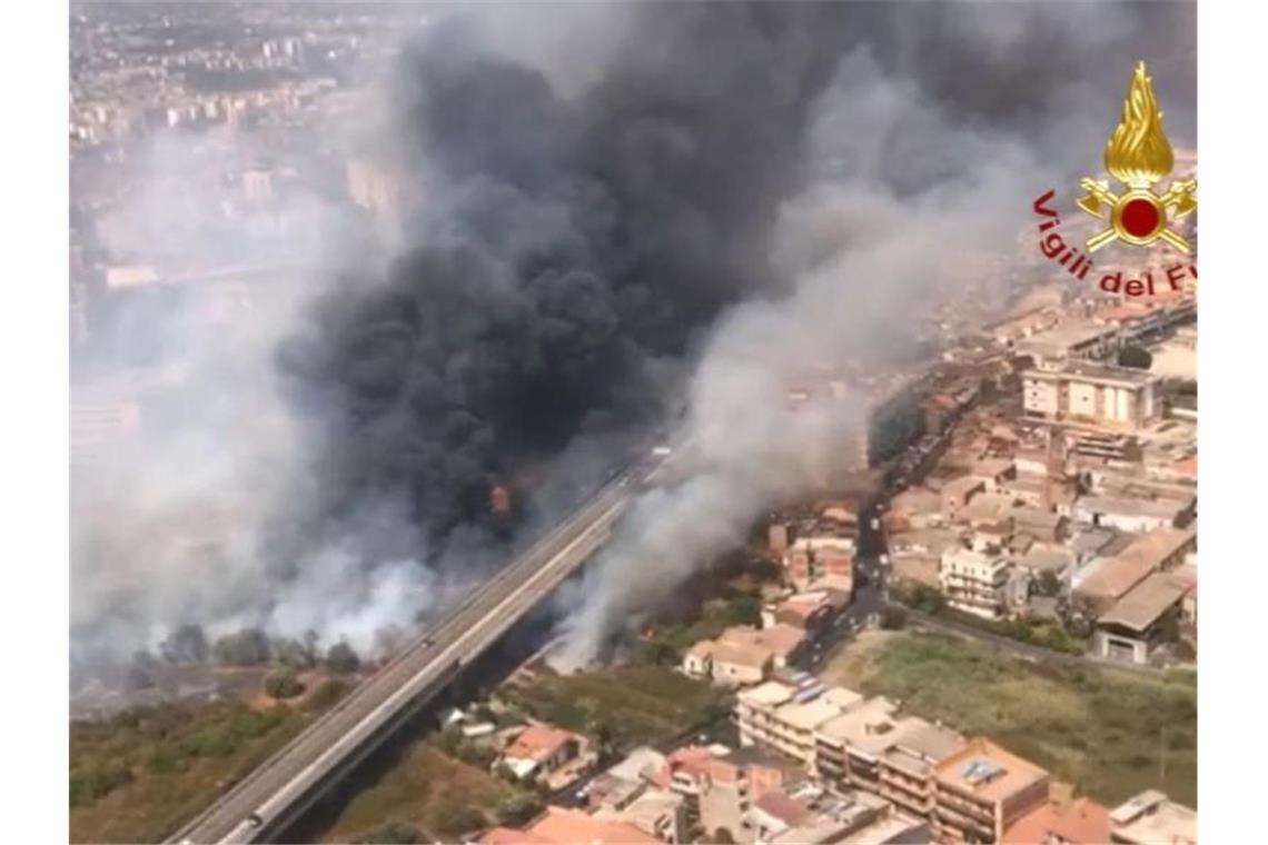 Südeuropa leidet unter Waldbränden und Gluthitze Blick aus einem Hubschrauber der Feuerwehr auf Brände neben der Via Palermo - dichter Rauch zieht über die Wohnhäuser. Foto: -/Vigili del Fuoco/dpa