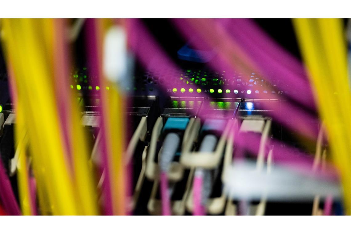 Blick aus einem Rechenzentrum - die Datenmassen steigen rasant im Internetzeitalter. (Symbolbild)