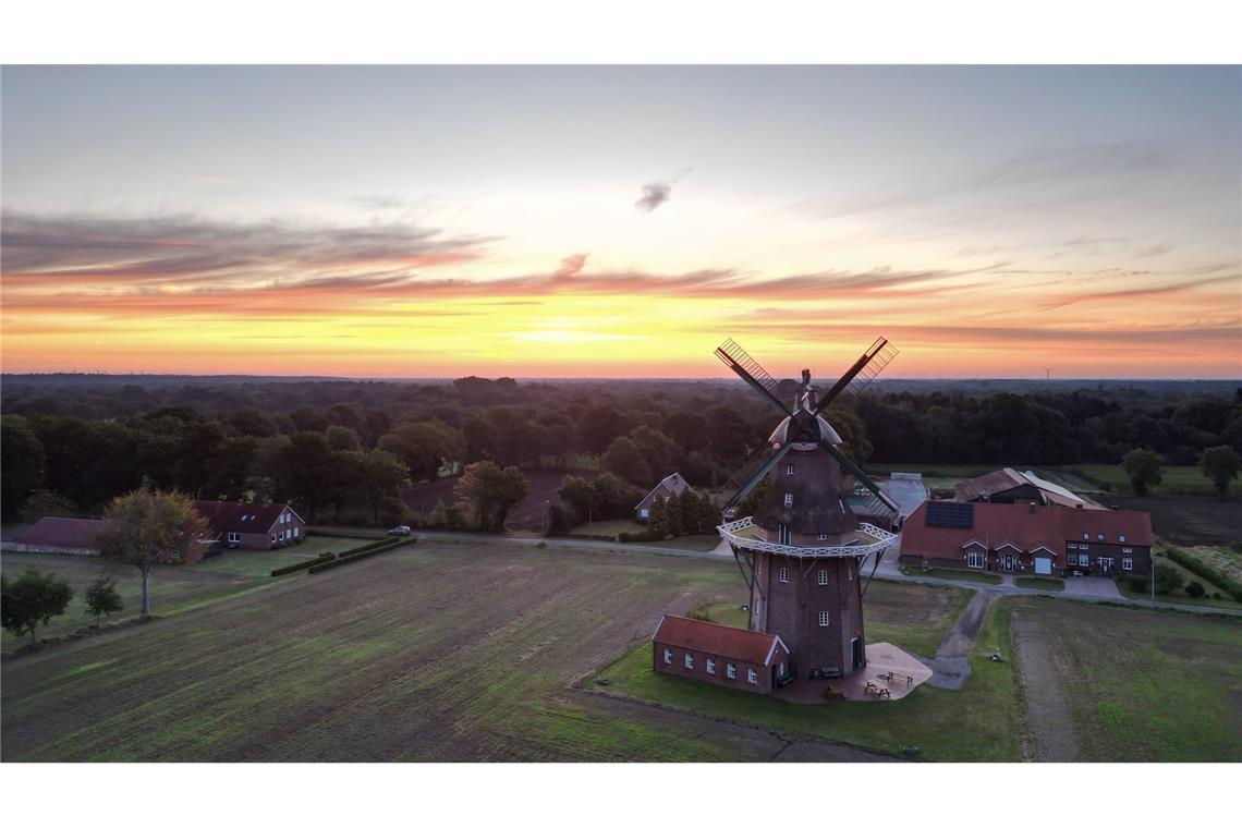 Blick bei Sonnenaufgang auf die dreistöckige Gallerieholländer Mühle. (Aufnahme mit einer Drohne)
