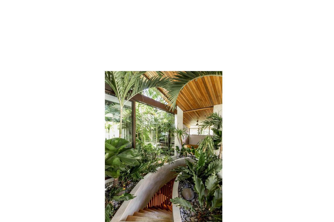 Extravagante Villen, die auch Gemüse produzieren Blick in das Ferienhaus „Casa Blanca“ von Biombo Architects in Canggu, Bali, Indonesien. Pflanzen sind im Gebäude ebenso willkommen wie die Möbel und Bewohner.