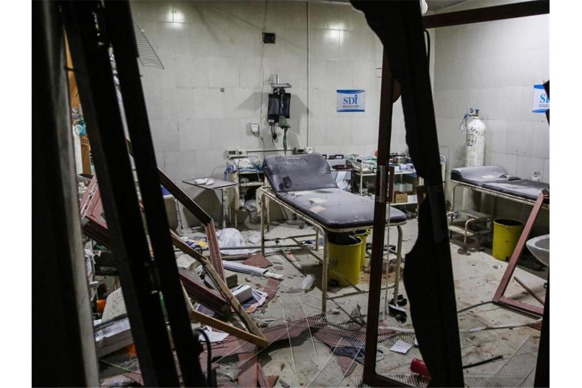 Luftangriffe auf syrisches Rebellengebiet: Klinik getroffen Blick in das Innere des getroffenen Shami-Krankenhauses. Foto: Anas Alkharboutli/dpa