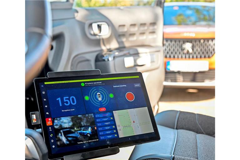 Blick in das Scan-Fahrzeug und auf die geparkten Autos während des Versuchs in Stuttgart-Hohenheim.