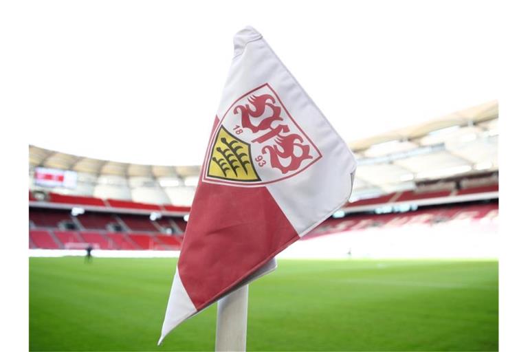 Blick in das Stadion mit einer Eckfahne mit dem Wappen des VfB Stuttgarts. Foto: Tom Weller/dpa/Symbolbild
