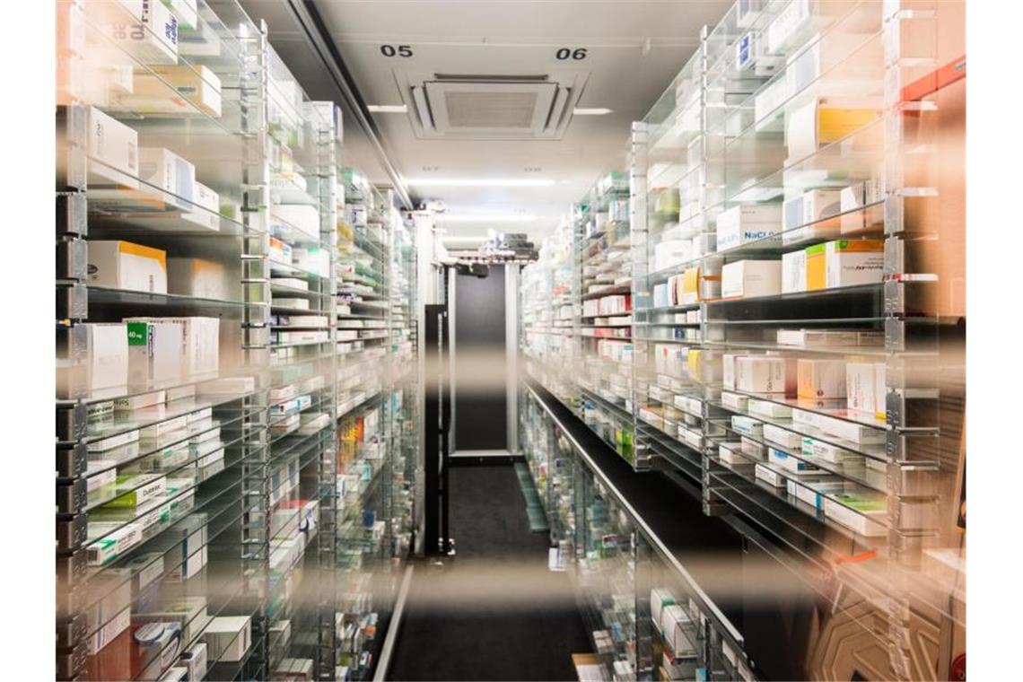 Blick in das vollautomatische Medikamenten-Lager einer Apotheke. Foto: Andreas Arnold/dpa