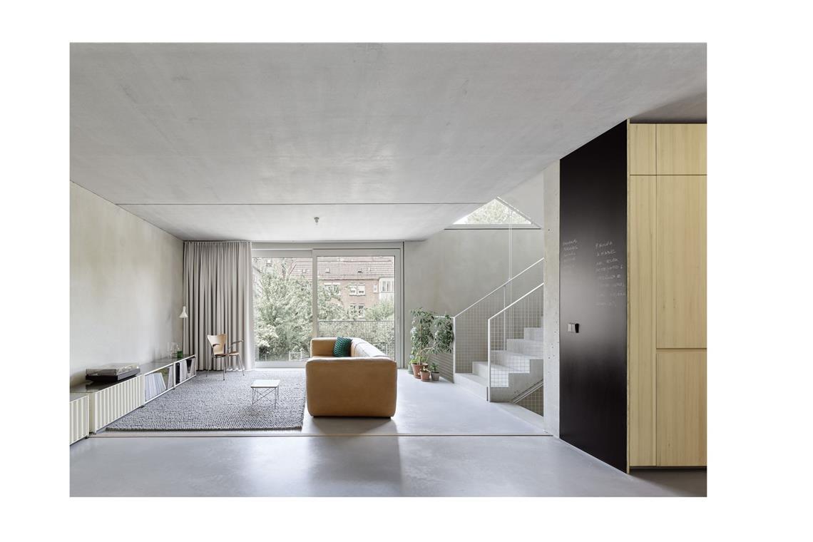Blick in das vom Architekturbüro VON M geplante Stuttgarter Doppelhaus – Wohn-, Ess- und Küchenbereich. In diesem Teil der beiden Doppelhäuser wohnen die Architekten Dennis Mueller und Márcia Nunes und Familie.