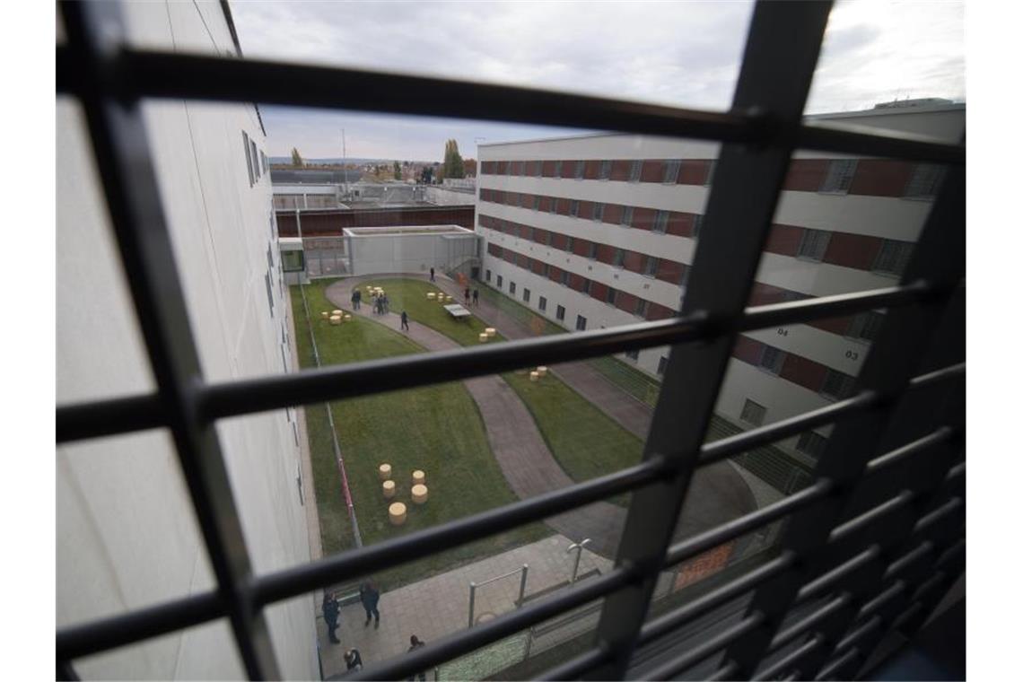 Häftling soll Feuer in Zelle selbst gelegt haben Blick in den Hof der Justizvollzugsanstalt (JVA) Stammheim. Foto: Marijan Murat/Archivbild