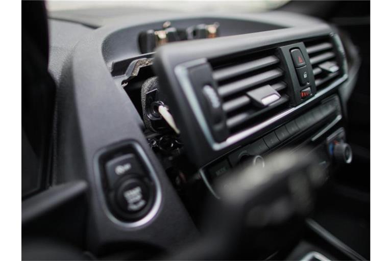 Blick in den Innenraum eines Autos, aus dem Elektronik ausgebaut und gestohlen wurde. Foto: Rolf Vennenbernd