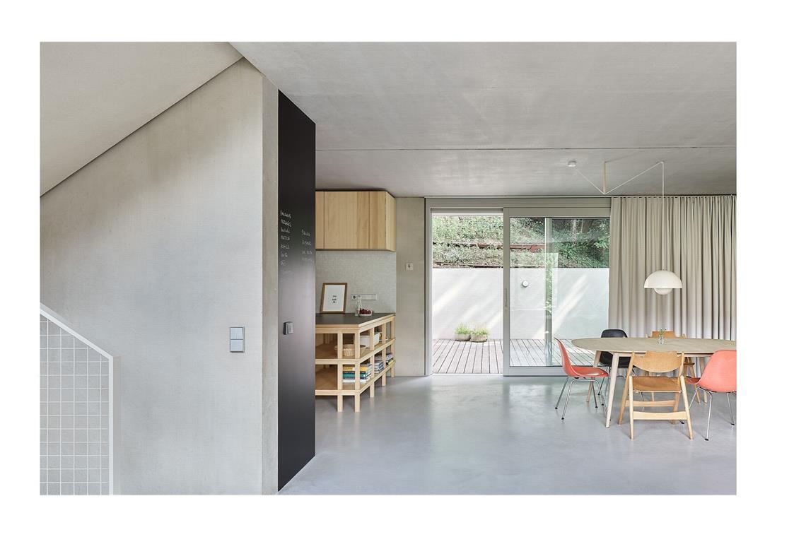 Blick in den Küchen- und Essbereich. Die Stuttgarter von M Architekten haben so entworfen, dass das Haus leicht in ein Büro oder eine WG umbaubar wäre.