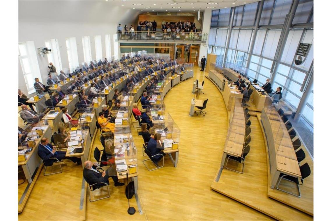 Blick in den Landtag von Sachsen-Anhalt (Archivbild). Noch diese Woche wollen sich CDU, SPD und FDP auf einen gemeinsamen Entwurf für einen Koalitionsvertrag einigen. Foto: Klaus-Dietmar Gabbert/dpa-Zentralbild/dpa