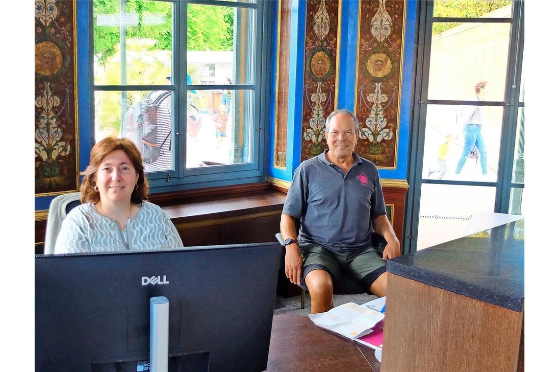 Blick in den neu sanierten Pavillon: Jeweils zwei Mitarbeitende beantworten dort alle Fragen zur Wilhelma.