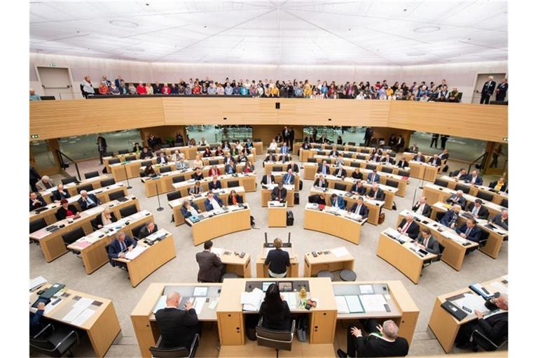 Blick in den Plenarsaal des baden-württembergischen Landtags. Foto: Tom Weller/dpa