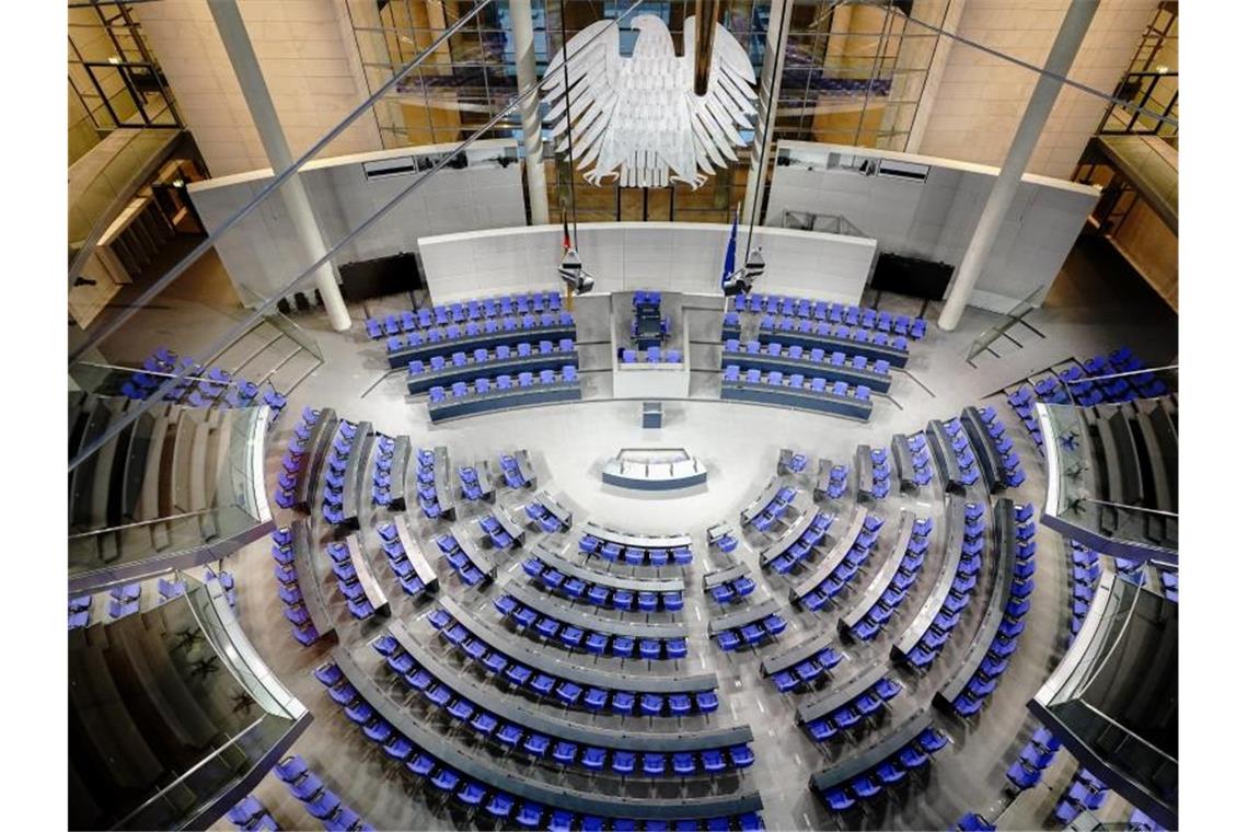 Frauenmangel im Bundestag - Wahlbeschwerde abgewiesen Blick in den Plenarsaal des Bundestags im Reichstagsgebäude. Im aktuellen Bundestag sind nicht einmal ein Drittel der Abgeordneten Frauen. Foto: Kay Nietfeld/dpa