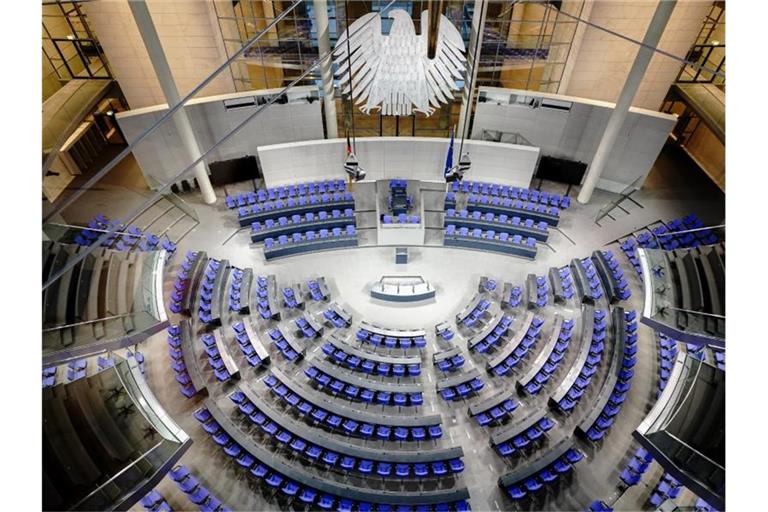 Blick in den Plenarsaal des Bundestags im Reichstagsgebäude. Im aktuellen Bundestag sind nicht einmal ein Drittel der Abgeordneten Frauen. Foto: Kay Nietfeld/dpa