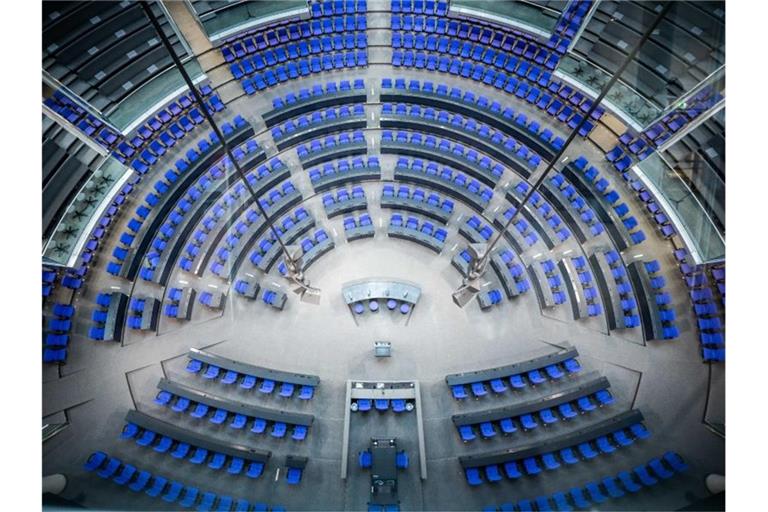 Blick in den Plenarsaal des Deutschen Bundestags mit der neuen Sitzanordnung für die 20. Legislaturperiode. Foto: Michael Kappeler/dpa