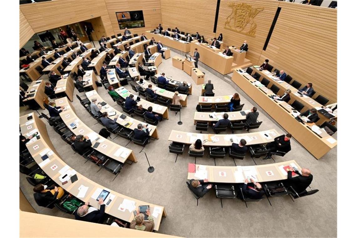 Blick in den Plenarsaal des Landtags von Baden-Württemberg.). Foto: Bernd Weißbrod/dpa/Archivbild