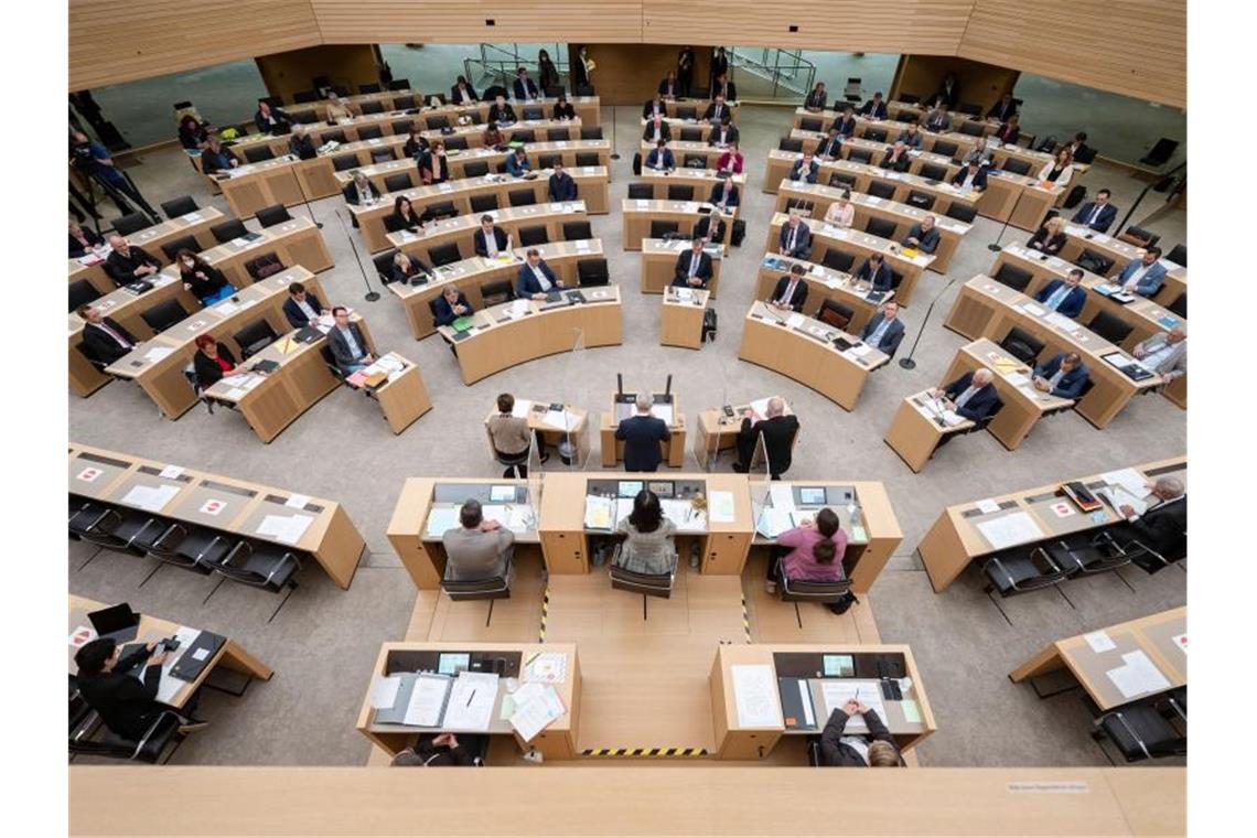 Sondersitzung des Landtags zur Corona-Politik am Mittwoch Blick in den Plenarsaal des Landtags von Baden-Württemberg. Foto: Marijan Murat/dpa