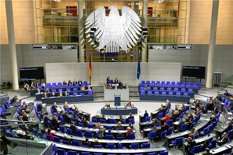 Blick in den Plenarsaal. Hier verbringen die Abgeordneten viel Zeit. Symbolfoto: Steffen Prößdorf / Wikimedia Commons