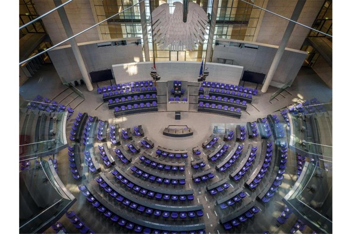 Deutscher Frauenrat fordert Bundestagspräsidentin Blick in den Plenarsaal im Bundestag. Die Vorsitzende des Deutschen Frauenrates ruft die SPD auf, eine Frau für die Nachfolge von Bundestagspräsident Schäuble zu nominieren. Foto: Michael Kappeler/dpa