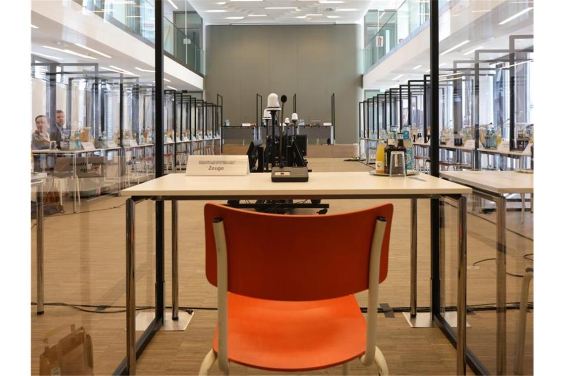 Finanzbeamter: „In der Bank sind die Sektkorken geknallt“ Blick in den Saal, in dem der parlamentarische Untersuchungsausschuss der Hamburger Bürgerschaft zur „Cum-Ex Steuergeldaffäre“ tagt. Foto: Ulrich Perrey/dpa