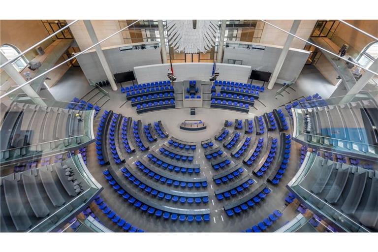 Blick in den umgebauten Plenarsaal des Deutschen Bundestag. Die AfD ist nach einer aktuellen Umfrage des Instituts für Demoskopie Allensbach weiterhin stärkste Kraft, die Union kann den Abstand aber leicht verkürzen. (Symbolfoto)