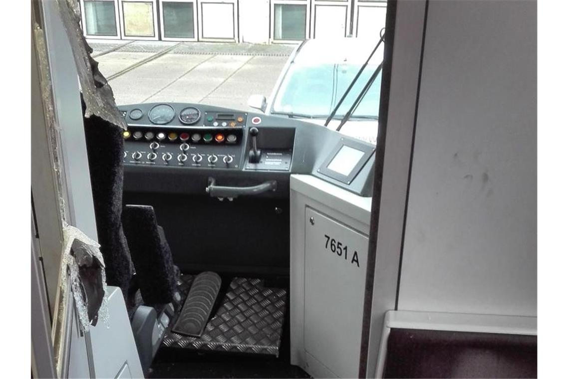 Nach Straßenbahn-Irrfahrt: Fahrer aus Klinik entlassen Blick in die aufgebrochenen Fahrerkabine einer Strassenbahn in Bonn. Foto: Polizei Bonn/dpa