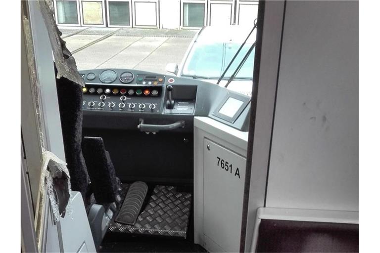 Blick in die aufgebrochenen Fahrerkabine einer Strassenbahn in Bonn. Foto: Polizei Bonn/dpa