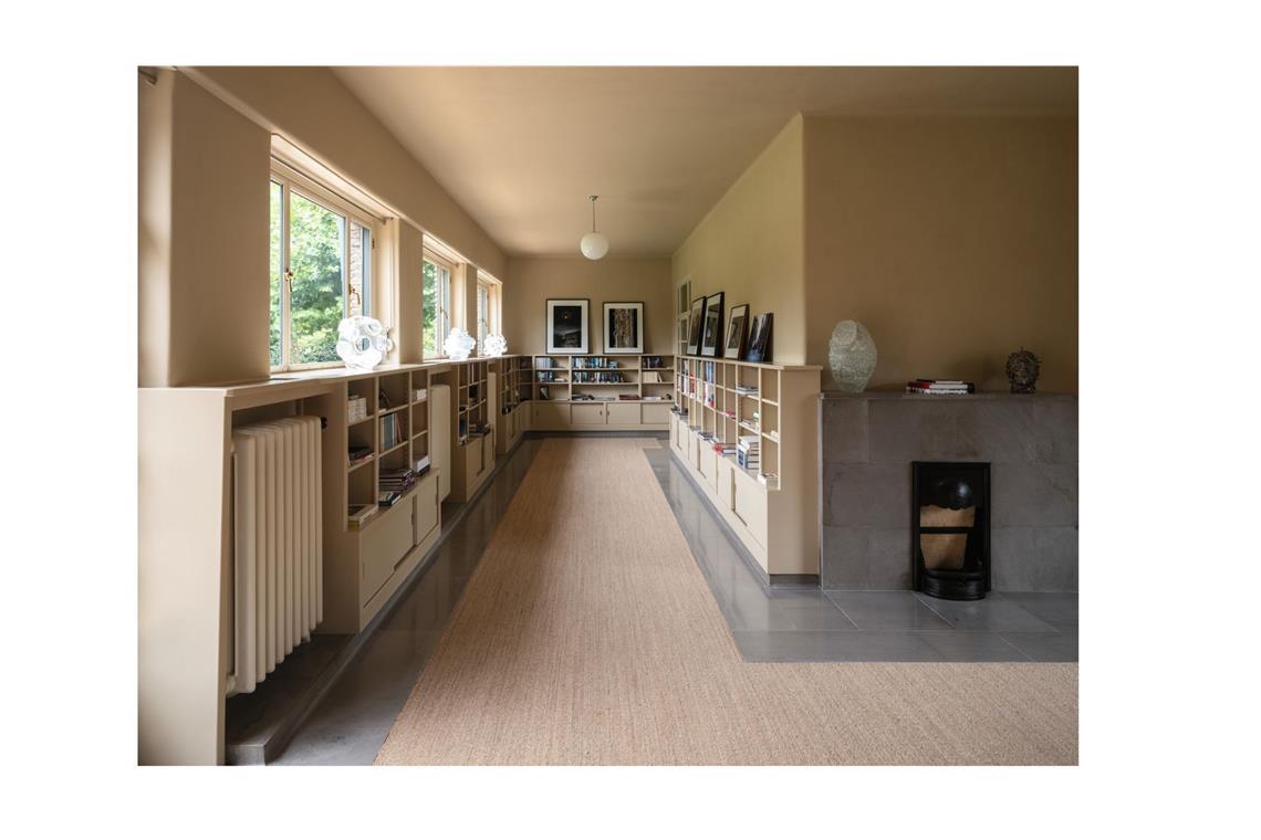 Blick in die Bibliothek in „La Nouvelle Maison“.