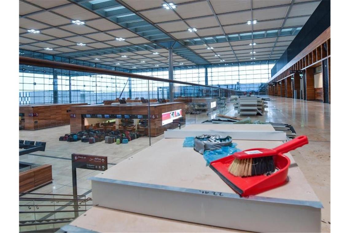 Blick in die große Halle des BER-Hauptterminalgebäudes: Der Hauptstadt-Flughafen soll im Oktober 2020 in Betrieb gehen - mit neun Jahren Verzögerung. Foto: Patrick Pleul/dpa-Zentralbild/dpa