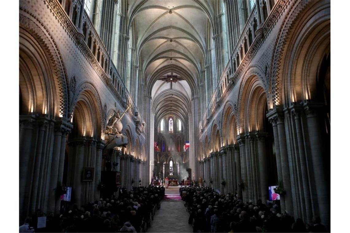 Macron richtet leidenschaftlichen Appell an Trump Blick in die Kathedrale von Bayeux während des Gedenkgottesdienstes zum 75. Jahrestag der alliierten Landung. Foto: Jane Barlow/PA Wire