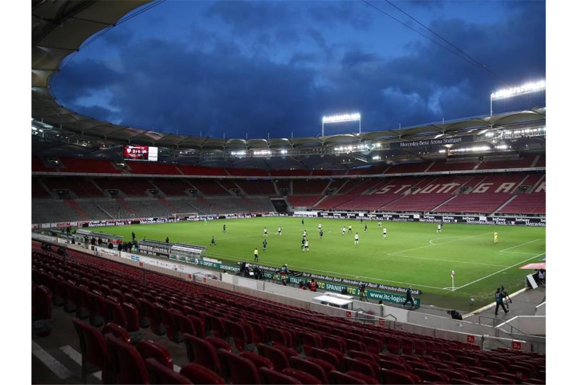 Blick in die leere Mercedes-Benz-Arena in Stuttgart während eines Bundesligaspiels. Foto: Tom Weller/dpa