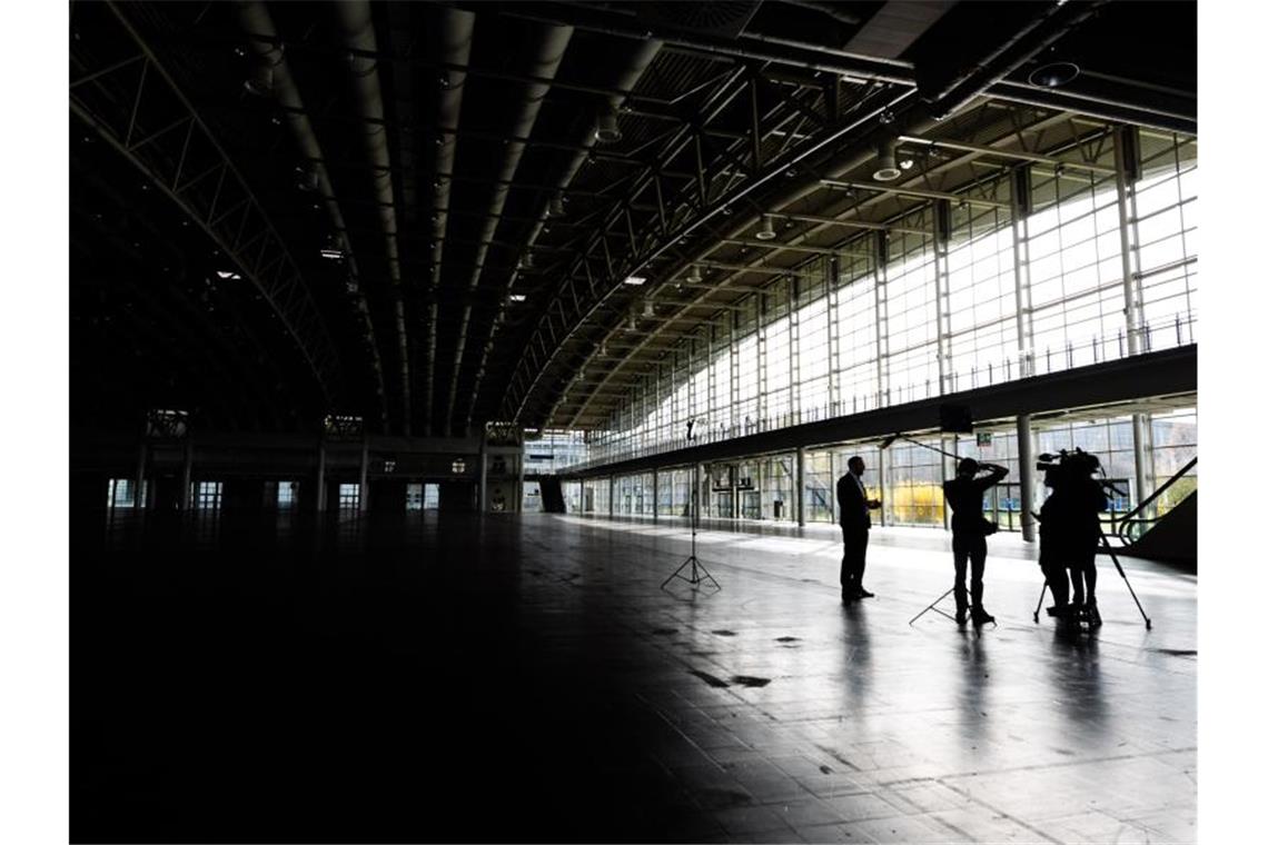 Blick in die leere Messehalle 2 auf dem Messegelände. Die Hannover Messe will sich in diesem Jahr als führende digitale Plattform für den Industriewandel etablieren. Foto: Julian Stratenschulte/dpa