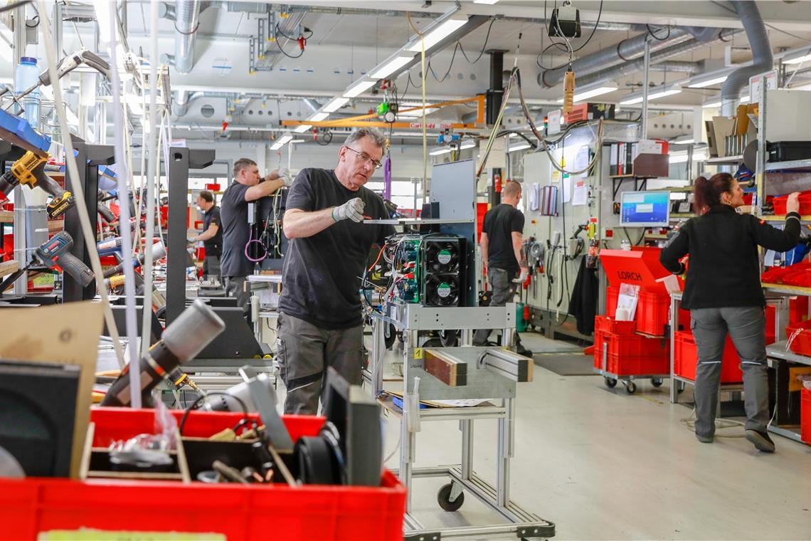 Blick in die Montage bei Lorch Schweißtechnik in Auenwald: Wegen des rückläufigen Auftragseingangs hat das Unternehmen für das vierte Quartal Kurzarbeit angemeldet, musste davon bis jetzt allerdings noch nicht Gebrauch machen. Foto: A. Becher