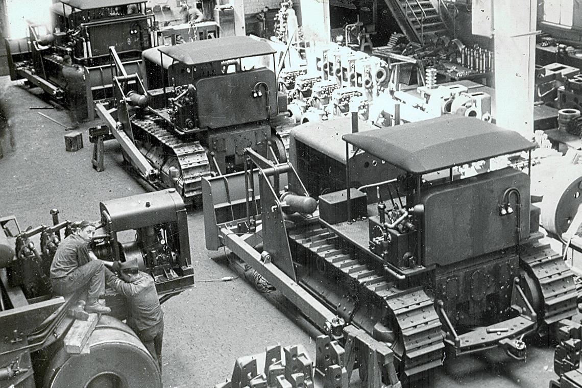 Blick in die Montagehalle des Fahrzeug- und Motorenherstellers Kaelble im Jahr 1941. Während des Zweiten Weltkriegs waren hier auch zahlreiche Zwangsarbeiter beschäftigt. Fotos: Stadtarchiv
