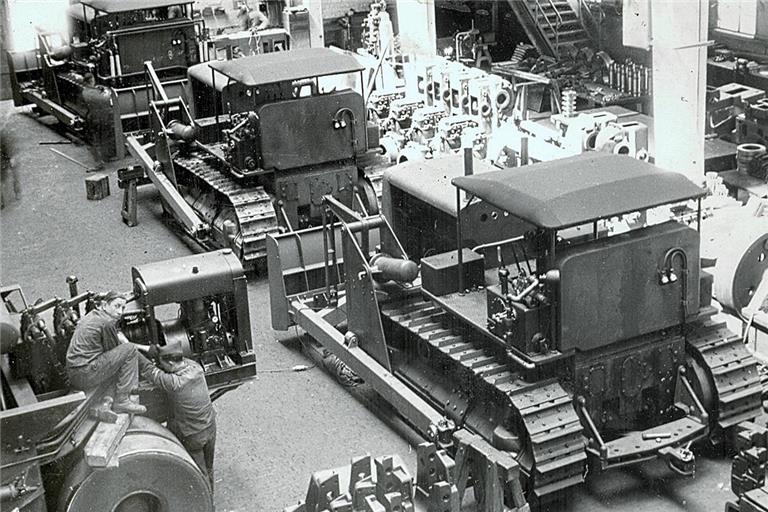 Blick in die Montagehalle des Fahrzeug- und Motorenherstellers Kaelble im Jahr 1941. Während des Zweiten Weltkriegs waren hier auch zahlreiche Zwangsarbeiter beschäftigt. Fotos: Stadtarchiv