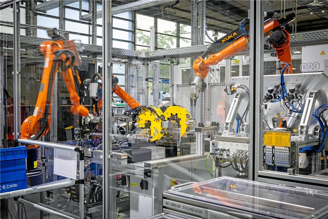 Roboter retten insolventen Zulieferer Blick in die neue Produktion in den Lerchenäckern: Bis zu zehn Arbeitsschritte werden hier vollautomatisch von Robotern erledigt. Menschen werden nur noch zum Bestücken und zur Überwachung der Maschinen gebraucht. Fotos: Alexander Becher