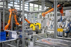 Blick in die neue Produktion in den Lerchenäckern: Bis zu zehn Arbeitsschritte werden hier vollautomatisch von Robotern erledigt. Menschen werden nur noch zum Bestücken und zur Überwachung der Maschinen gebraucht. Fotos: Alexander Becher