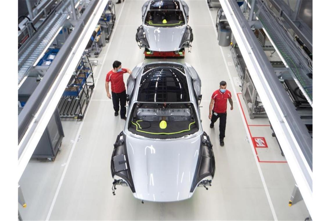 Blick in die Produktion bei Porsche in Stuttgart. Foto: Marijan Murat/dpa