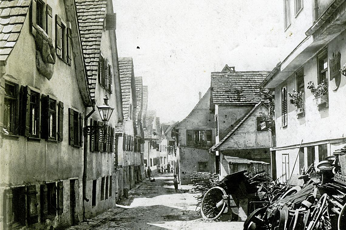 Im Graben verlief die Stadtmauer Blick in die schmale Grabenstraße um 1917.