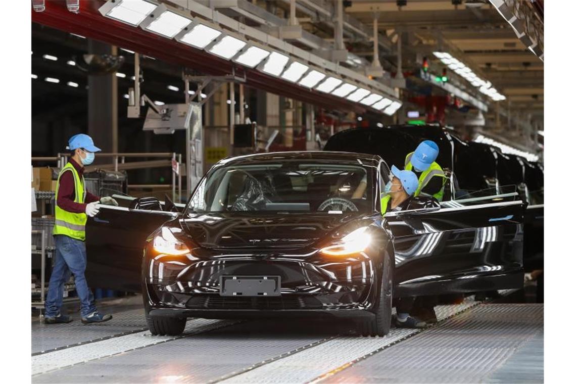 Tesla erstmals über eine Milliarde Dollar im Quartal Blick in die Tesla Giga-Fabrik in Shanghai. Der US-Elektroautobauer Tesla hat ein weiteres Quartal mit Rekordergebnissen geschafft. Foto: Ding Ting/XinHua/dpa