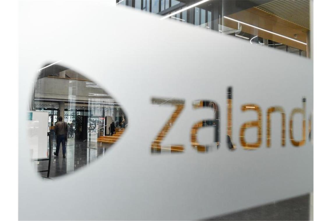 Trend zum Online-Kauf hält Zalando in Schwung Blick in die Zalando-Zentrale in Berlin. Foto: Jens Kalaene/zb/dpa