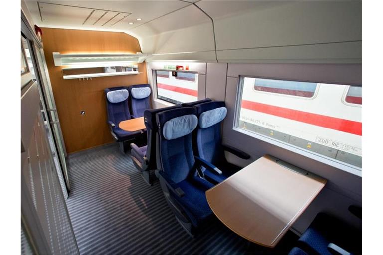 Blick in ein Abteil mit erweitertem Stellplatz für Kinderwagen in einem modernisierten ICE-2-Zug der Deutschen Bahn. Foto: picture alliance / dpa