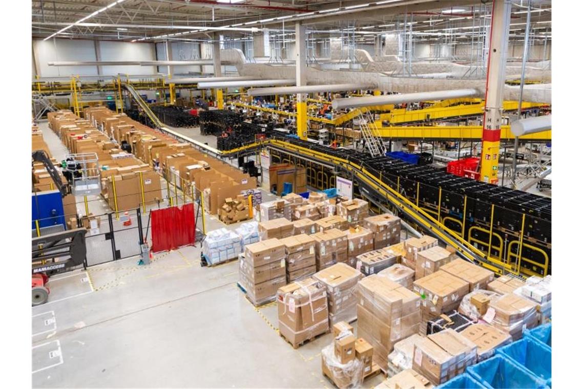 Onlinehandel profitiert von der Corona-Krise Blick in ein Amazon-Logistikzentrum. Foto: Philipp Schulze/dpa