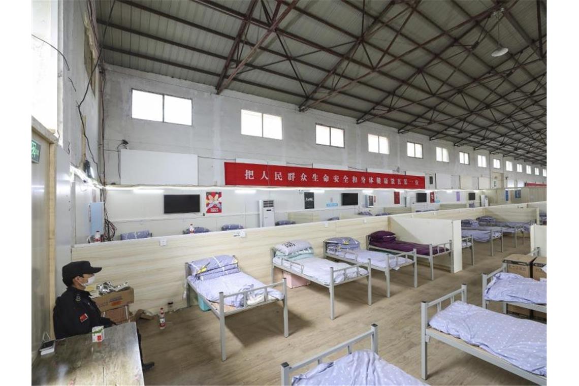 Blick in ein Lagerhaus in Wuhan, das zu einem provisorischen Krankenhaus für Viruspatienten umgebaut wurde. Foto: Uncredited/CHINATOPIX/AP/dpa