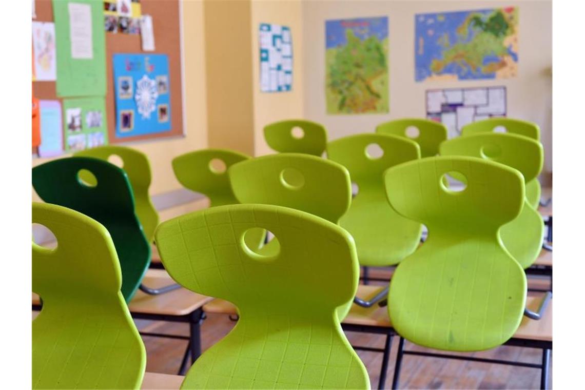 Blick in ein leeres Klassenzimmer eines Gymnasiums. Foto: Hendrik Schmidt/dpa-Zentralbild/dpa/Symbolbild